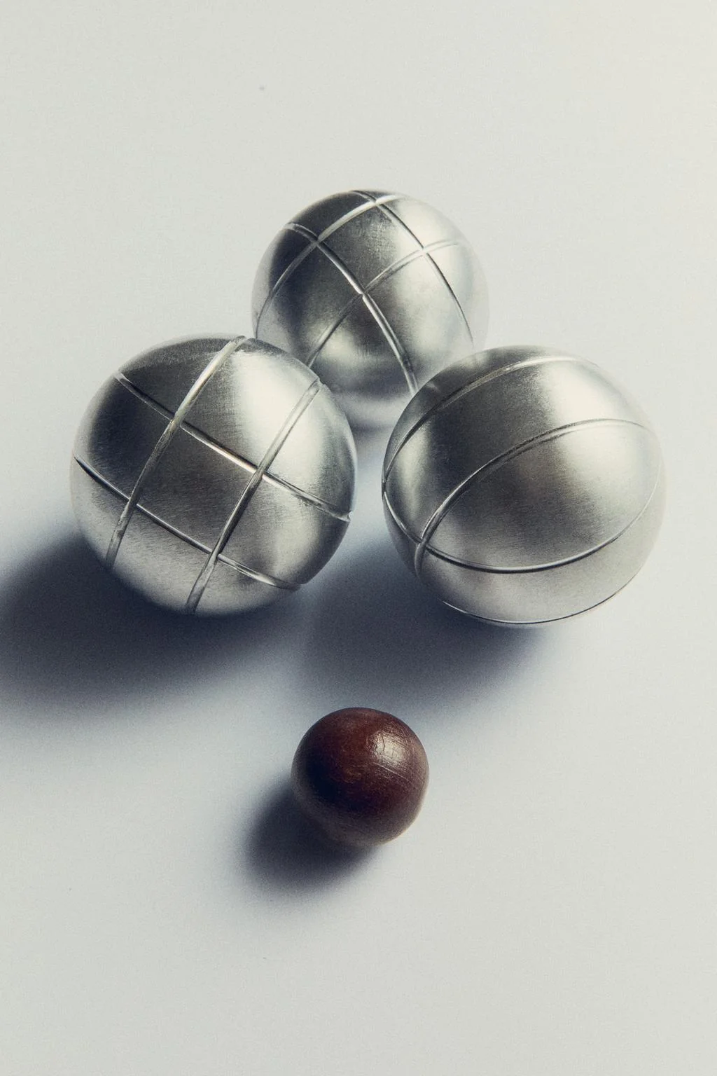 BOULES SET WITH LEATHER CASE