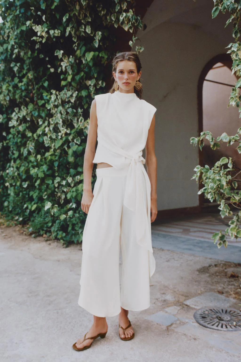FLOWING TROUSERS WITH SLITS