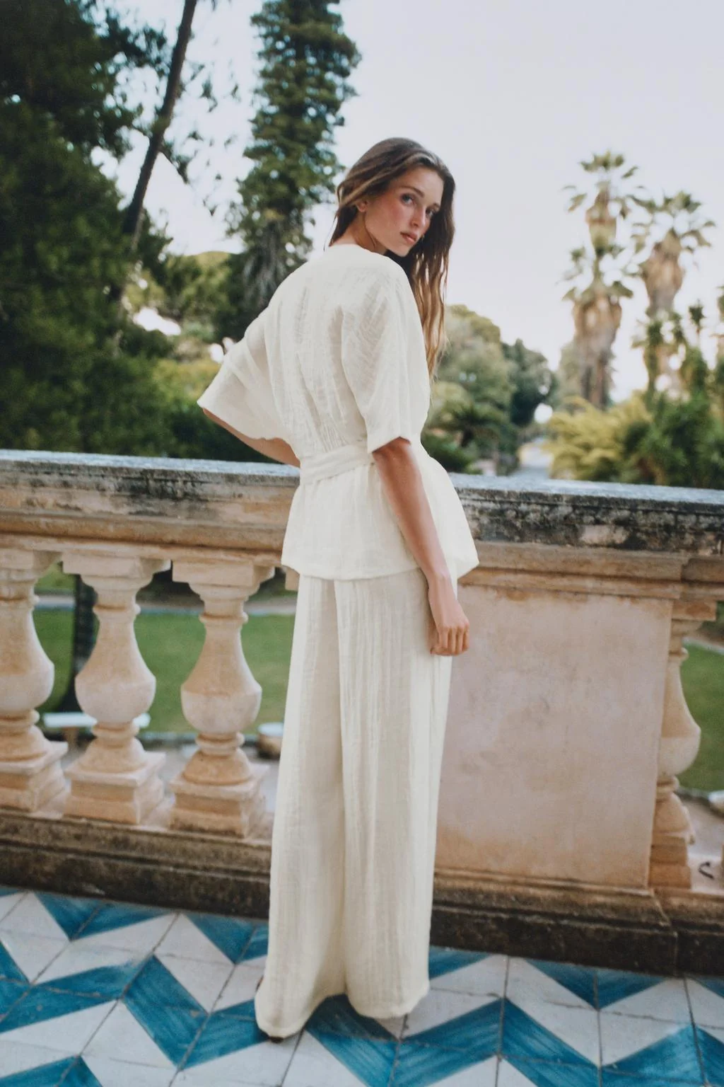 WIDE-LEG PLEATED TROUSERS