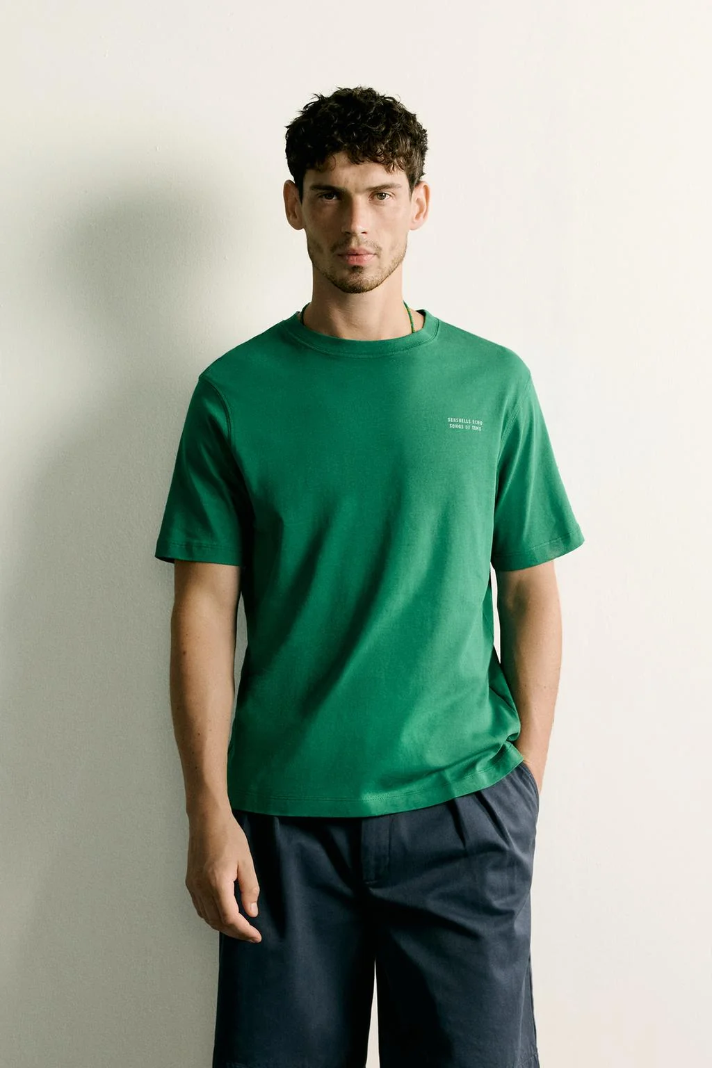 REGULAR FIT CONTRAST PRINT T-SHIRT