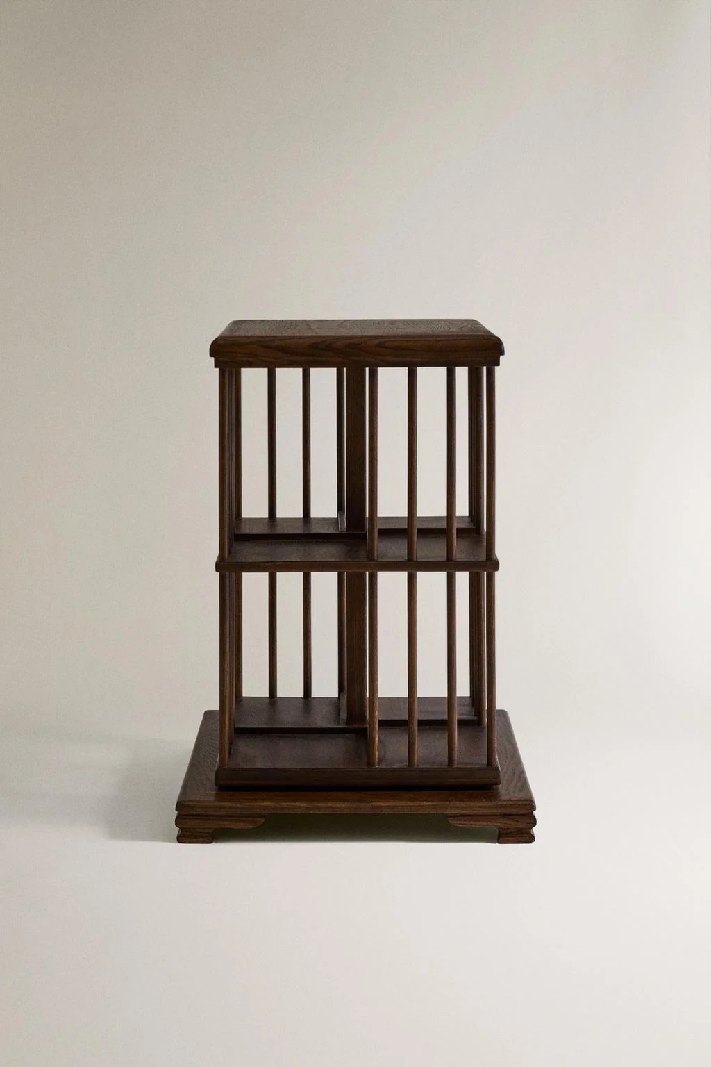 Вращающаяся книжная полка