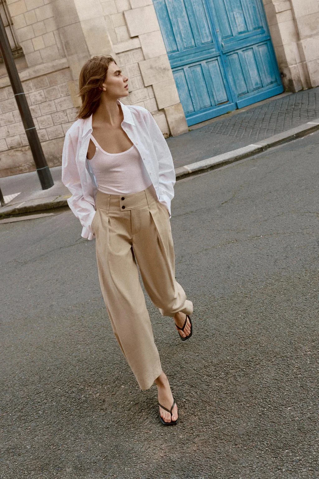 Брюки с широкими штанинами и регулируемым подолом