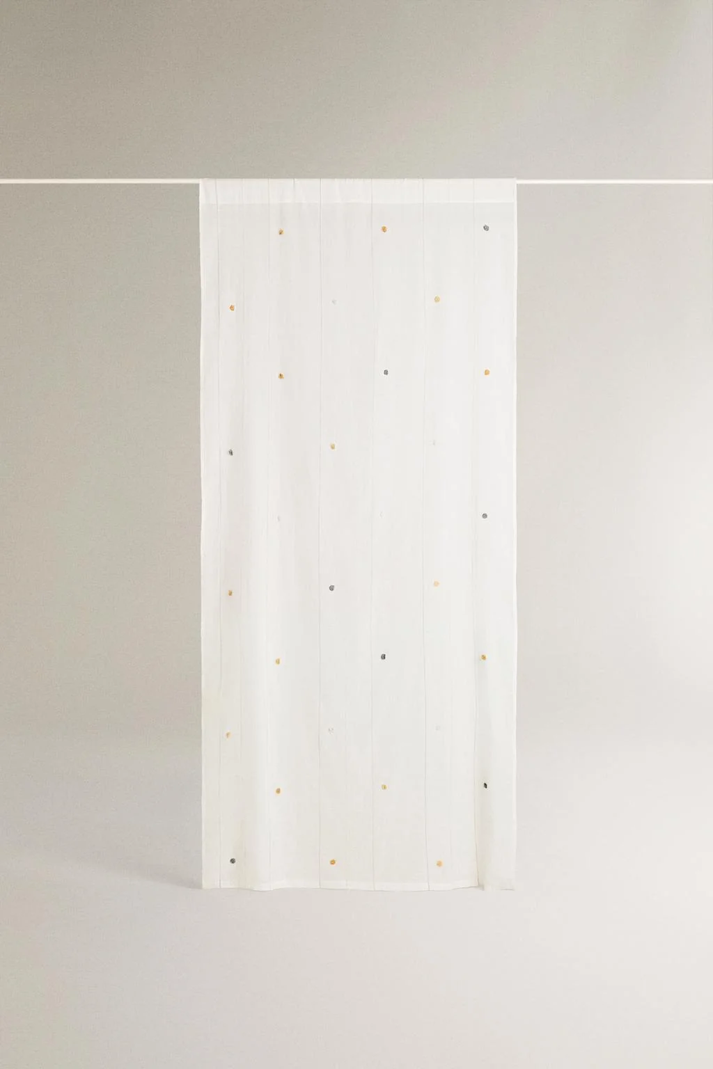 Шторы с низкой непрозрачностью с помпонами — Декоративные аксессуары