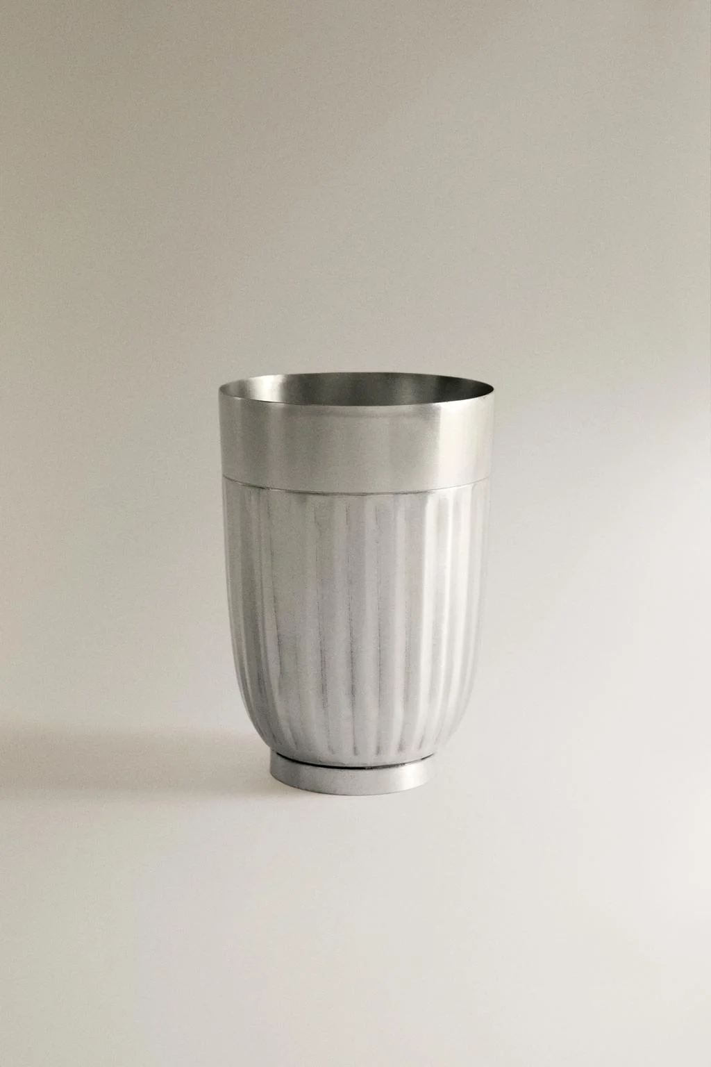 SCALLOPED METAL TOOTHBRUSH HOLDER