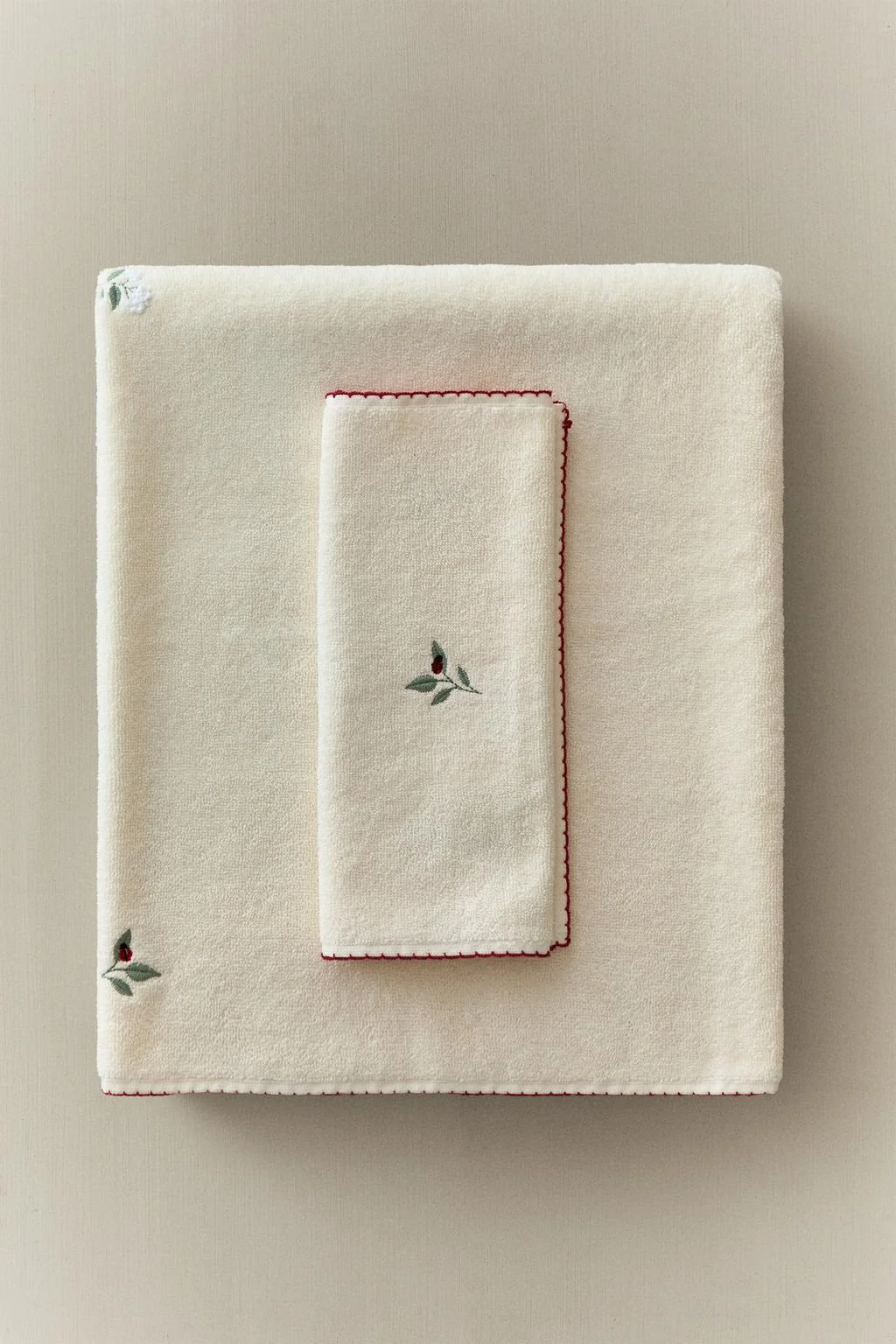 BATH TOWEL WITH FLORAL EMBROIDERY