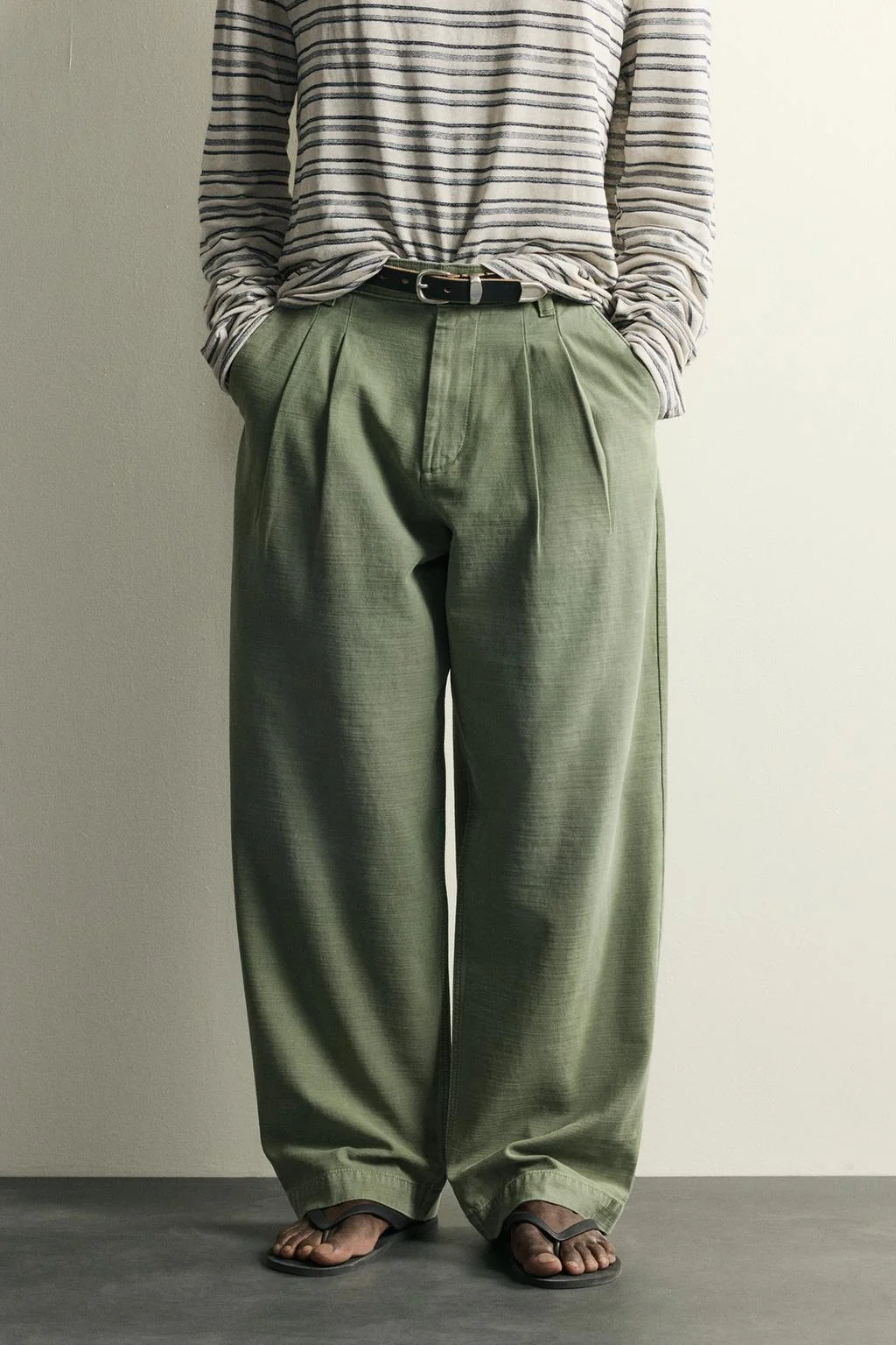PLEATED BAGGY FIT CHINO TROUSERS