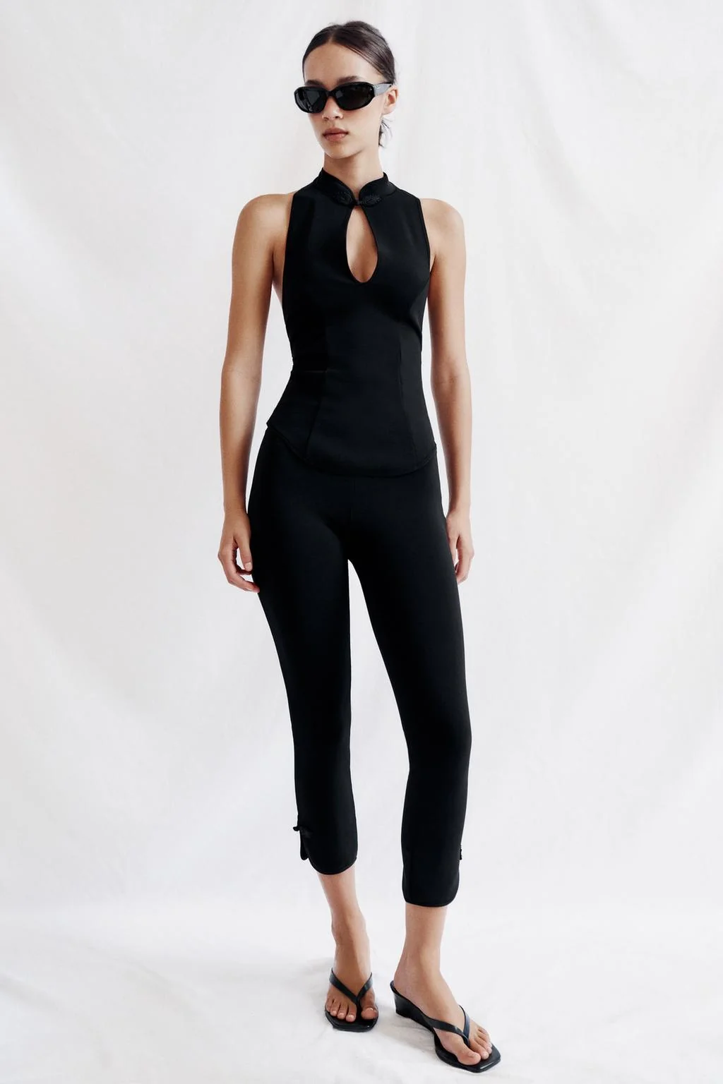 HALTER NECK TOP WITH FROG FASTENING