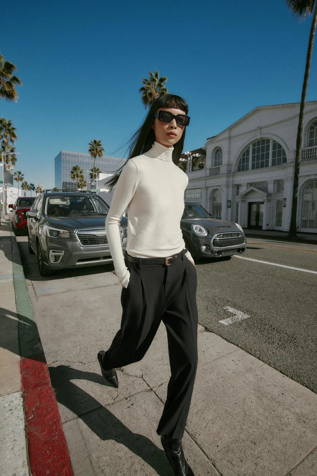 Укороченные брюки с поясом и складками