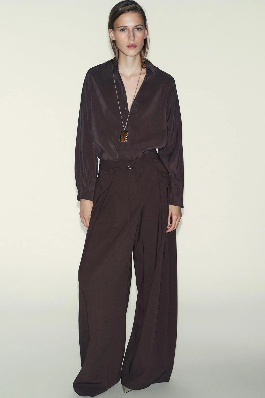 Брюки с широкими штанинами с тонким поясом