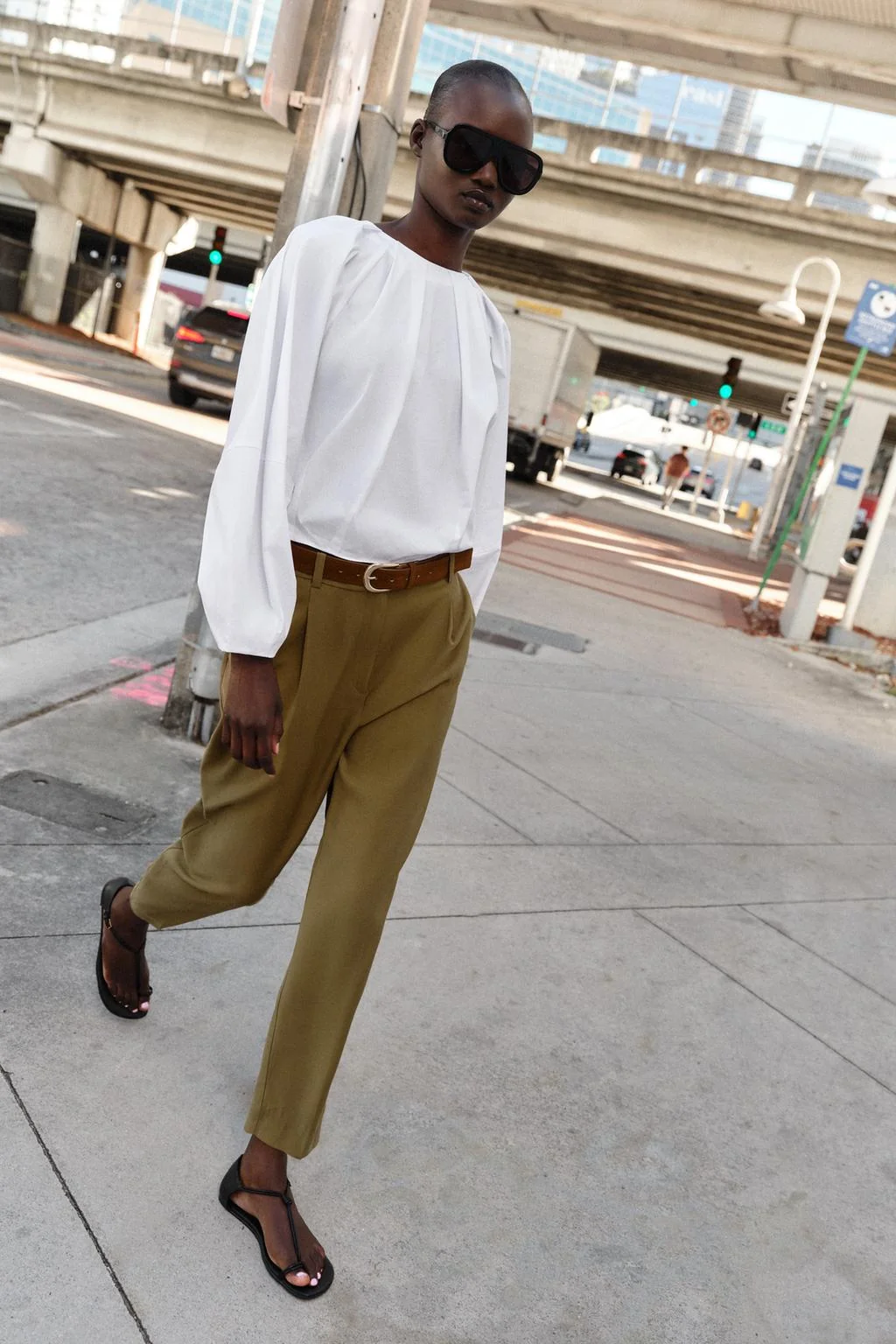 Брюки с выточками и поясом