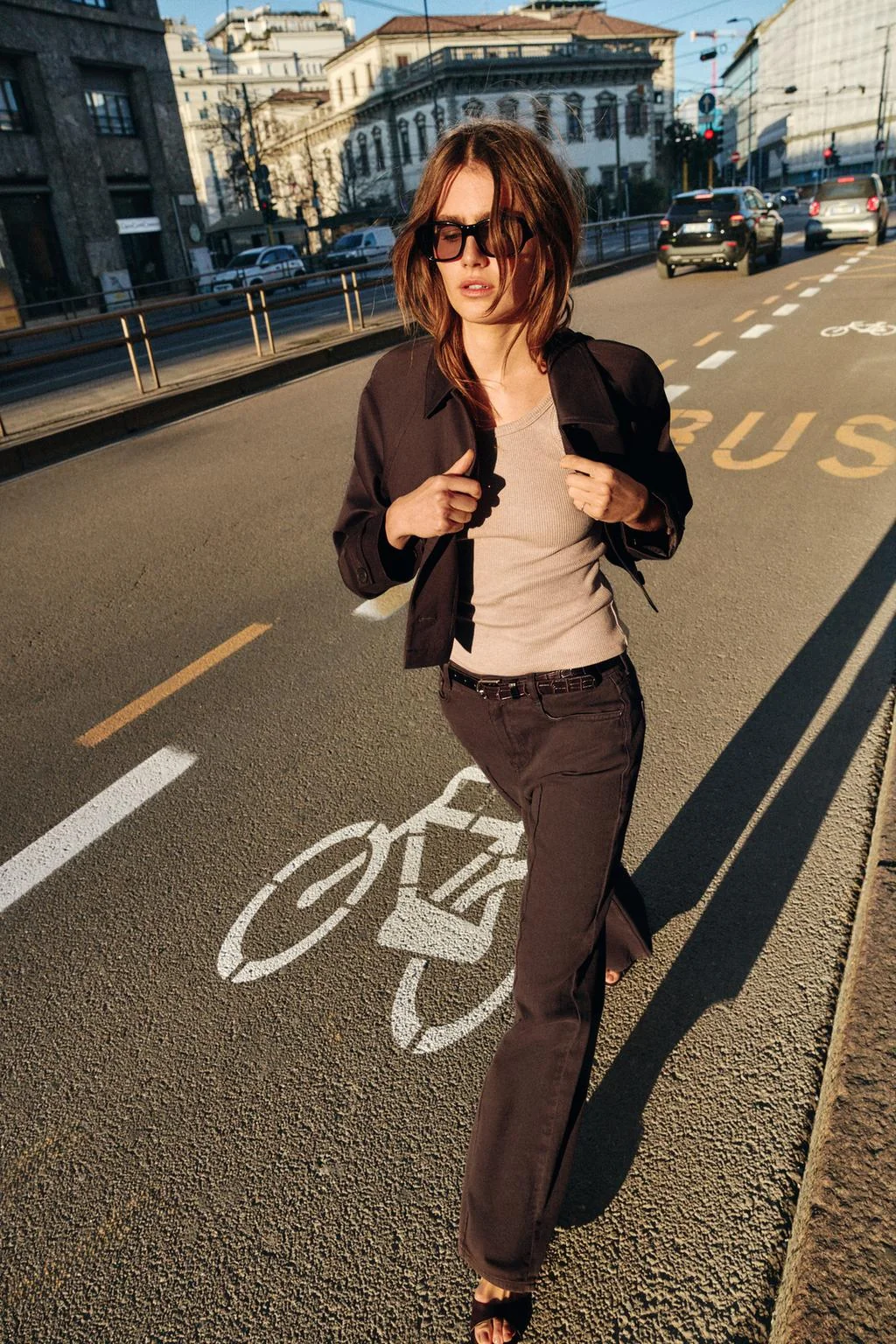 Короткий жакет с лацканами и комплект