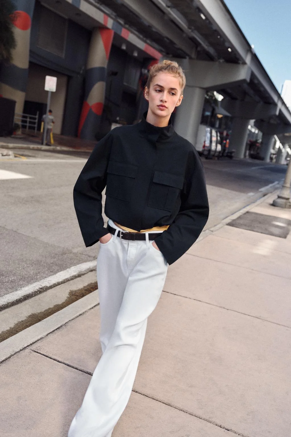 Короткая куртка с высоким воротником