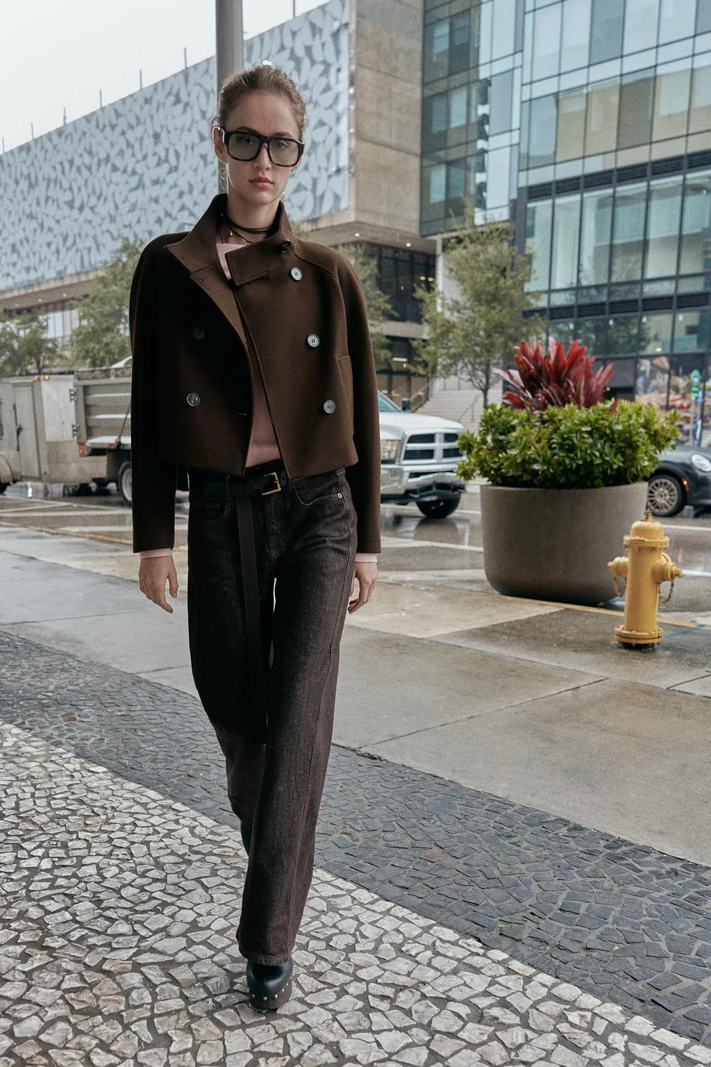 Укороченная куртка с высоким воротником