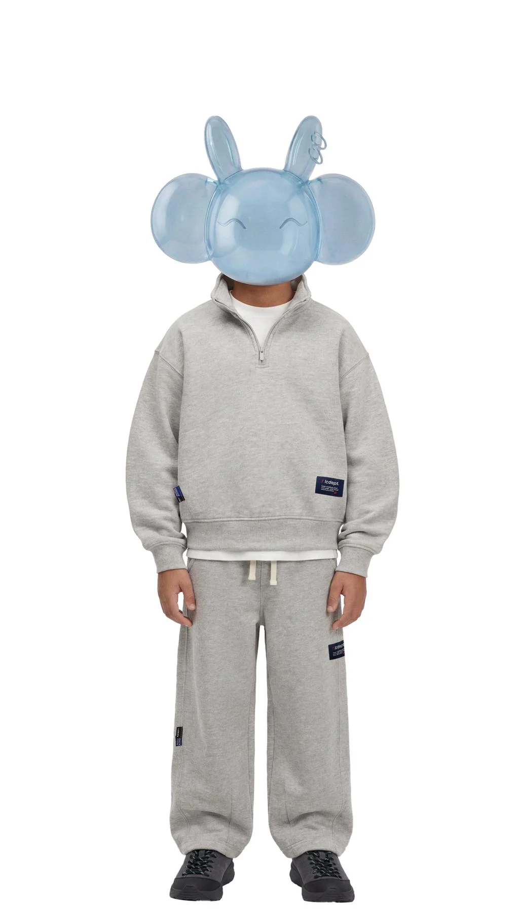 Свитшот с высоким воротом и лейблом