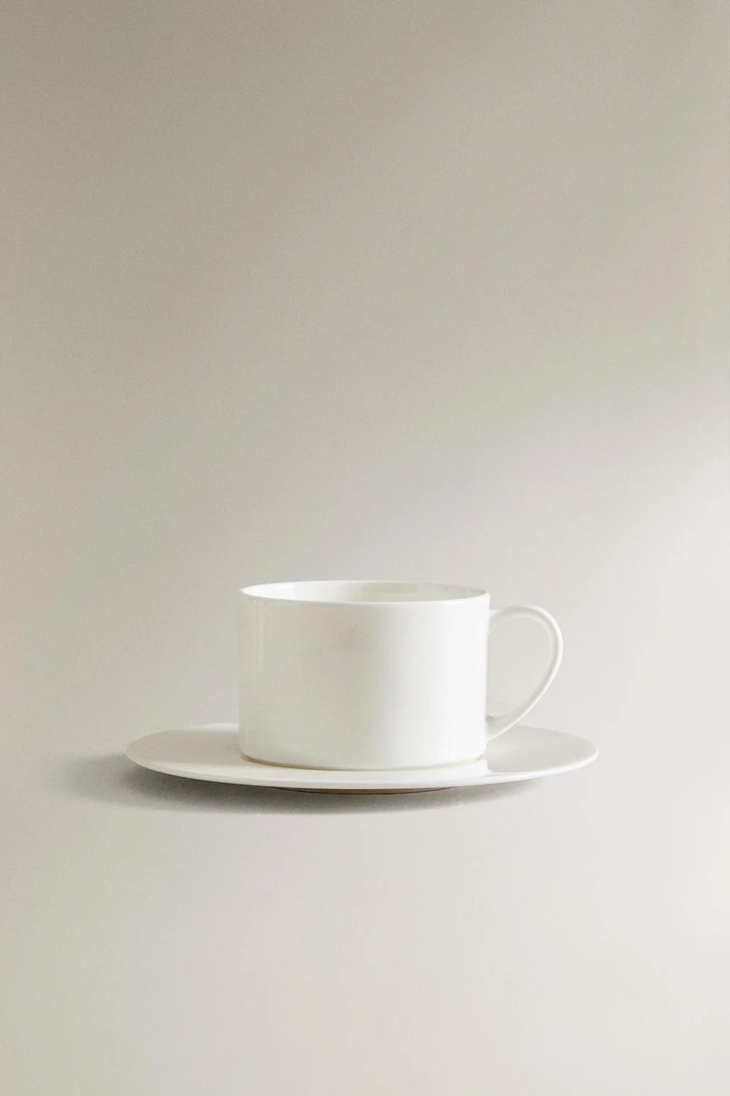 Чашка для чая из фарфора — Тарелки