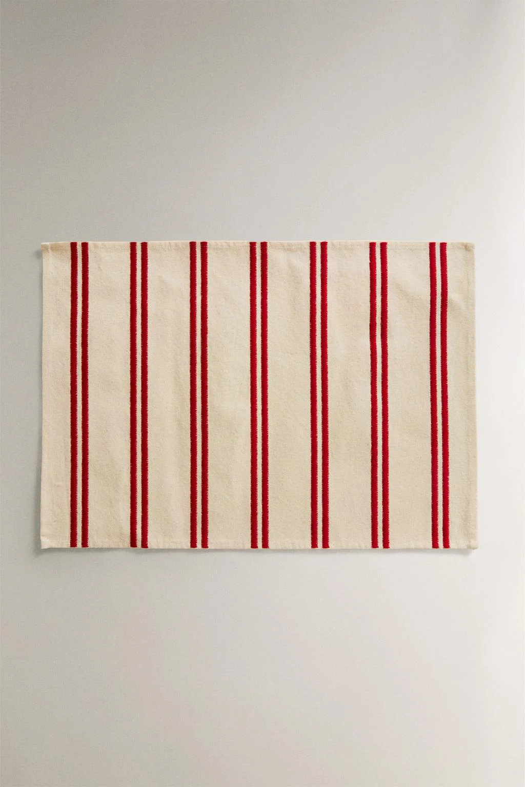 Салфетка с вышивкой в двойную полоску