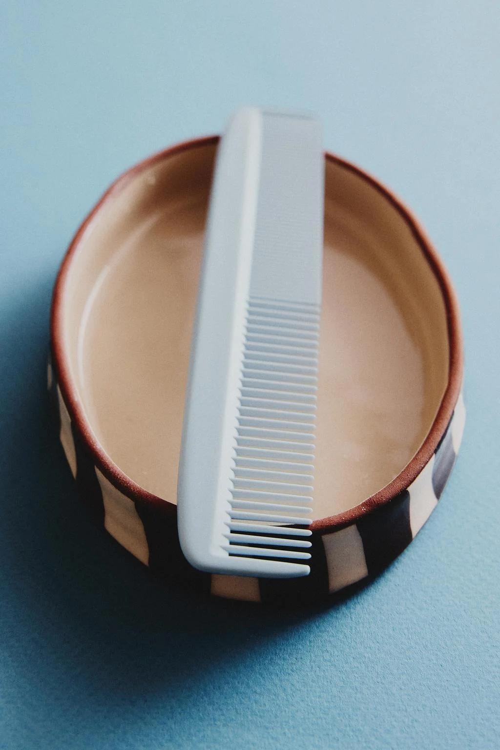 Коричневое полосатое мыло для стирки