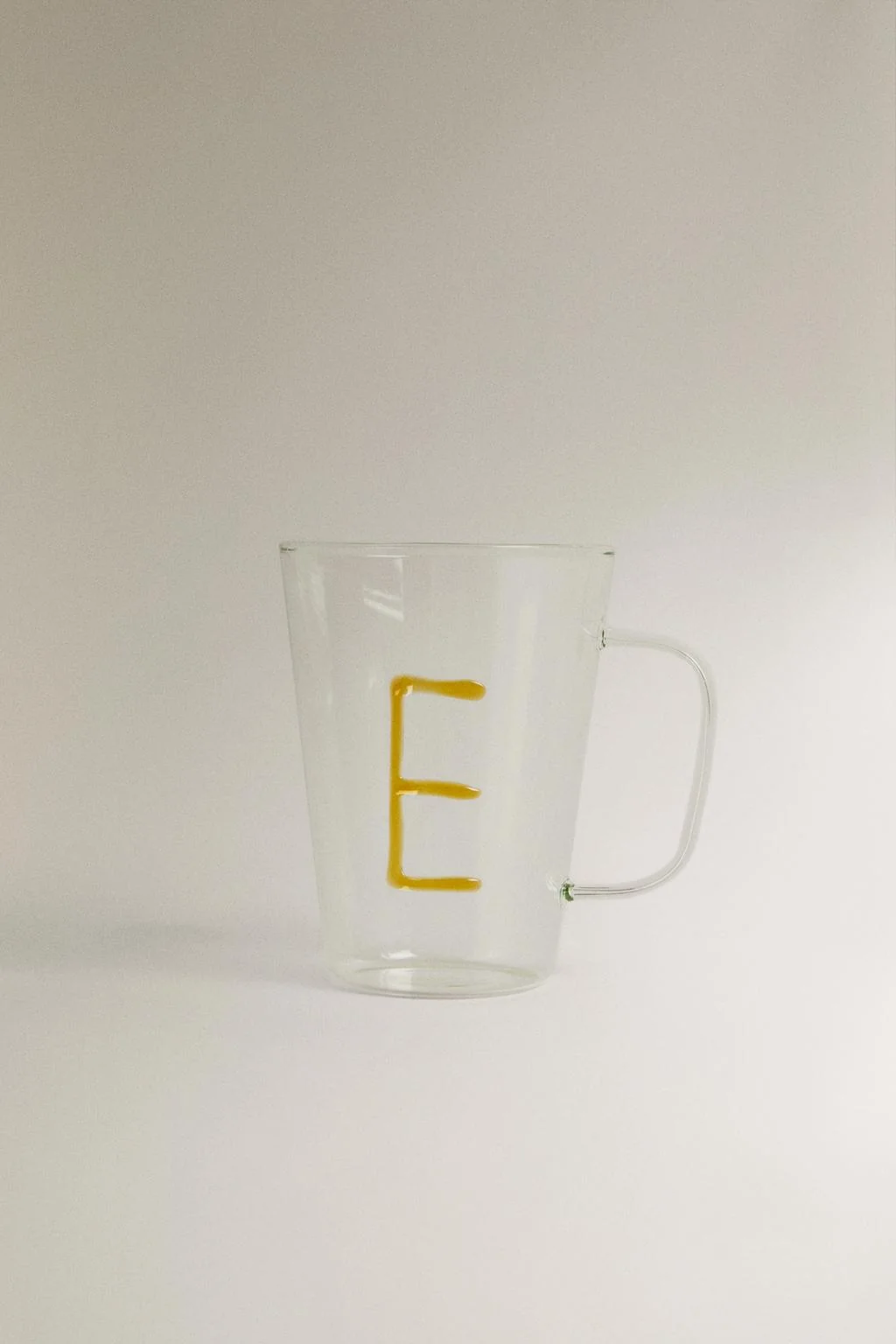 Боросиликатная кружка с инициалом E — Стеклянные кружки