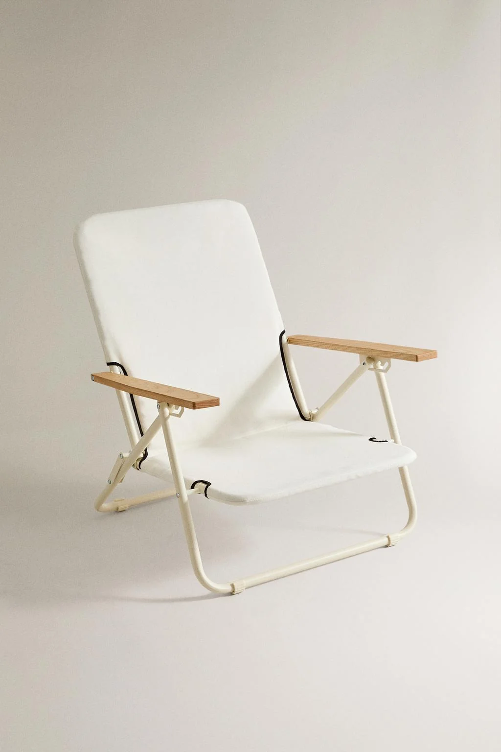 Складное пляжное кресло с деревянными подлокотниками — Мебель