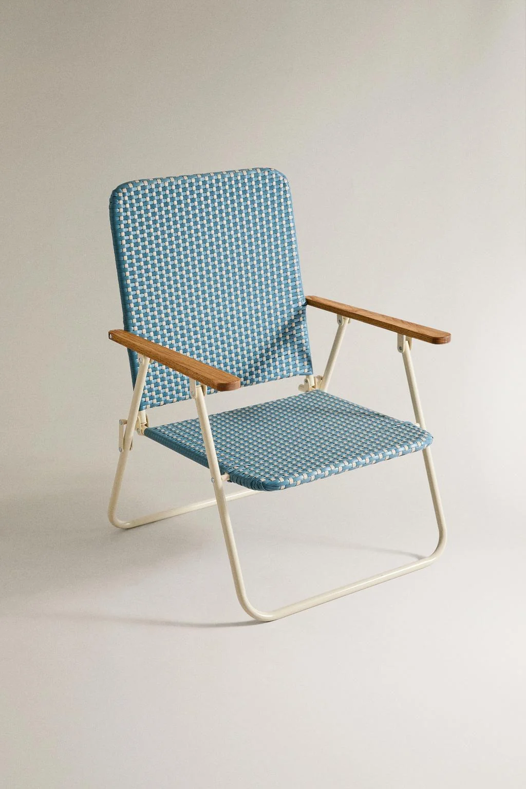 Пляжное кресло с деревянными подлокотниками — Пляж