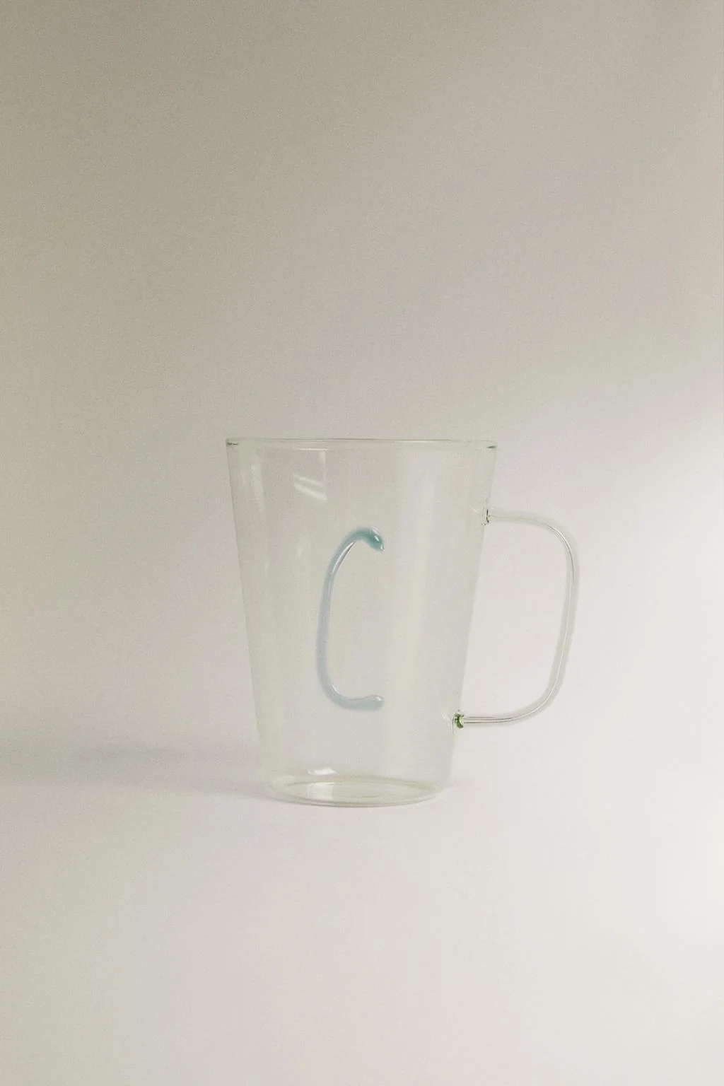 Кружка из боросиликатного стекла с буквой C — Стеклянная посуда