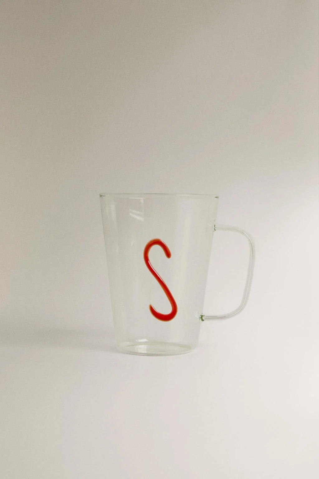 Кружка из боросиликатного стекла с буквой S — Стеклянная посуда