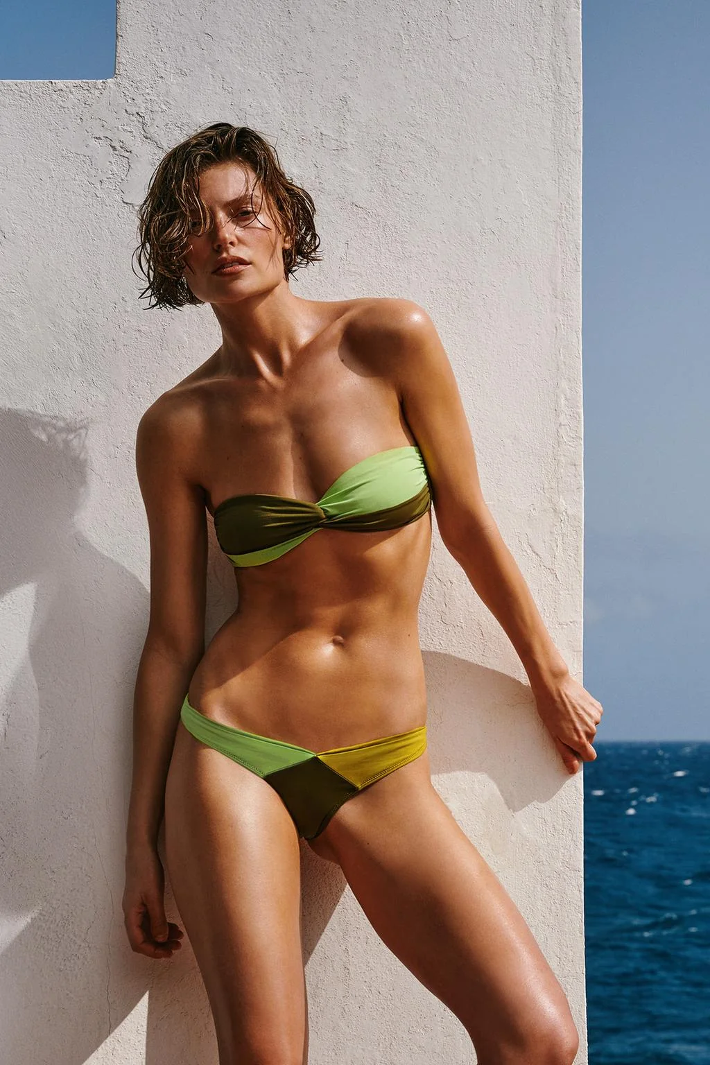 Комбинированный bandeau-топ для бикини — Купальники и пляжная одежда