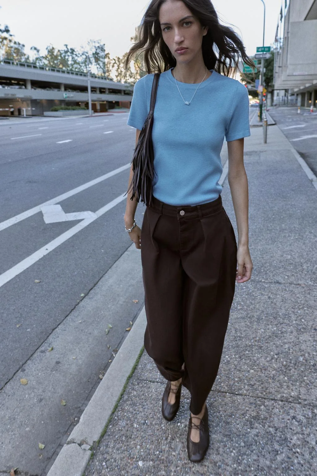 Брюки с эффектом баллон с вытачками