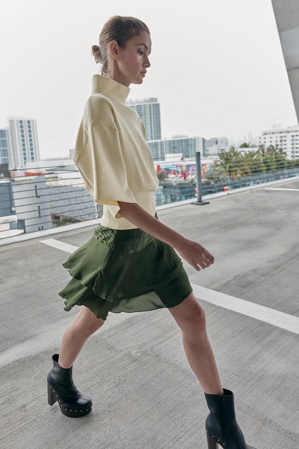 Юбка мини из атласа с оборками