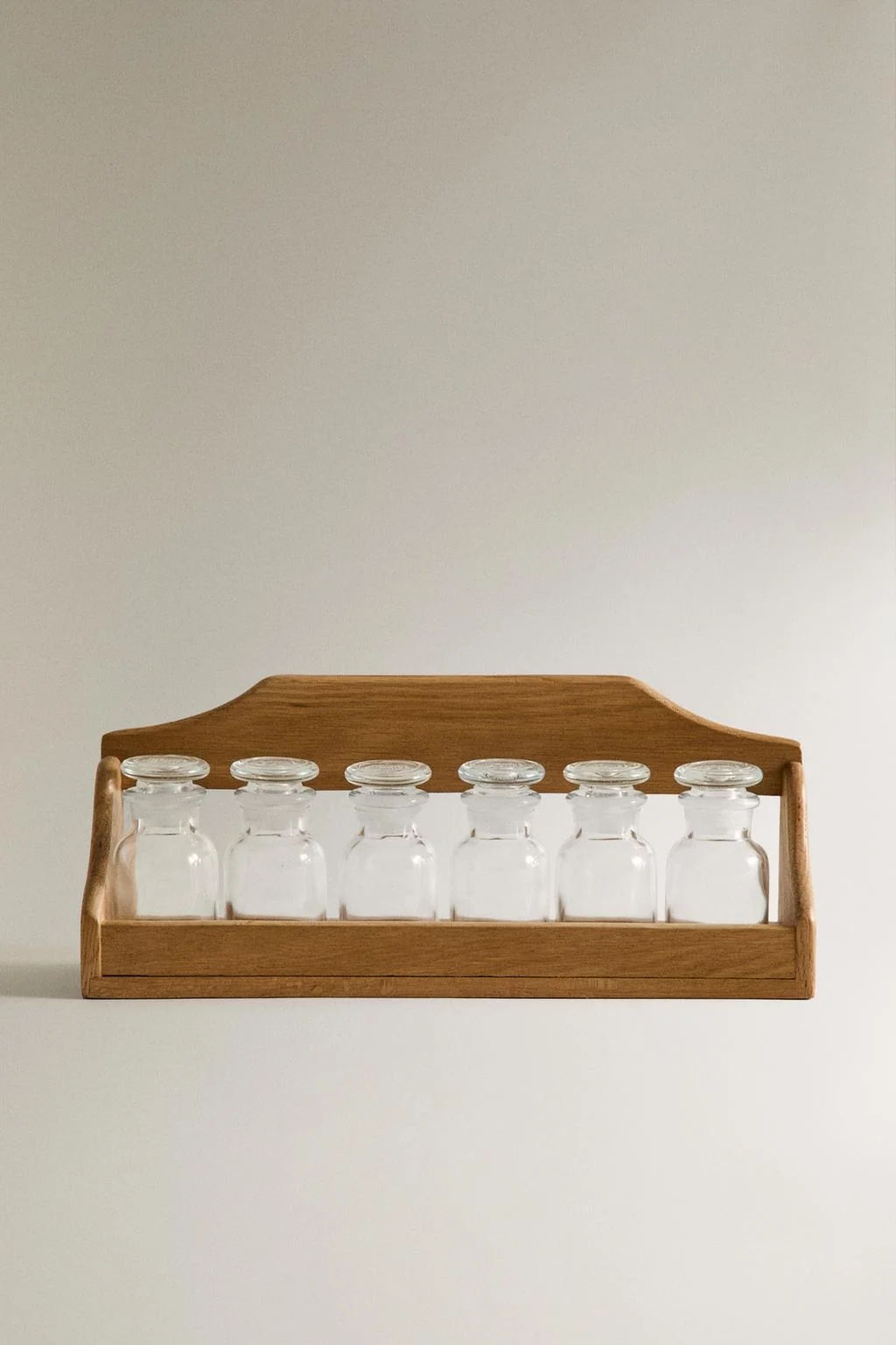 ДЕРЕВЯННАЯ ПОДСТАВКА ДЛЯ ПРИПРАВ СО СТЕКЛЯННЫМИ БАНКАМИ