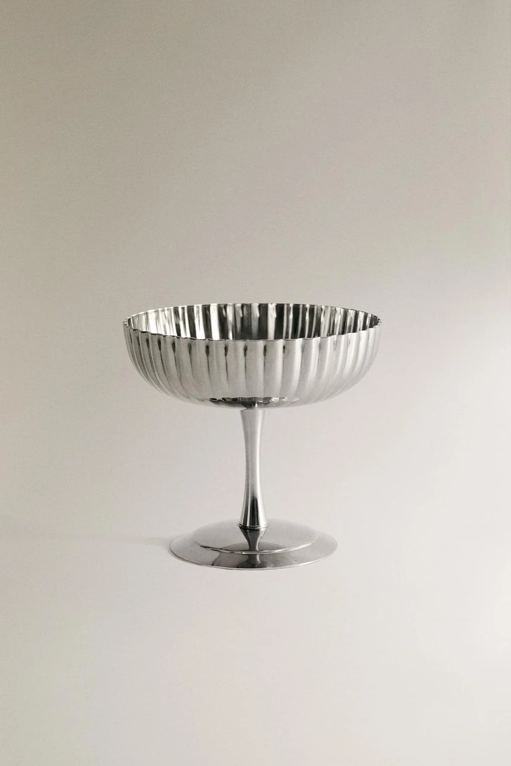 Бокал для вина с волнистой металлической кромкой