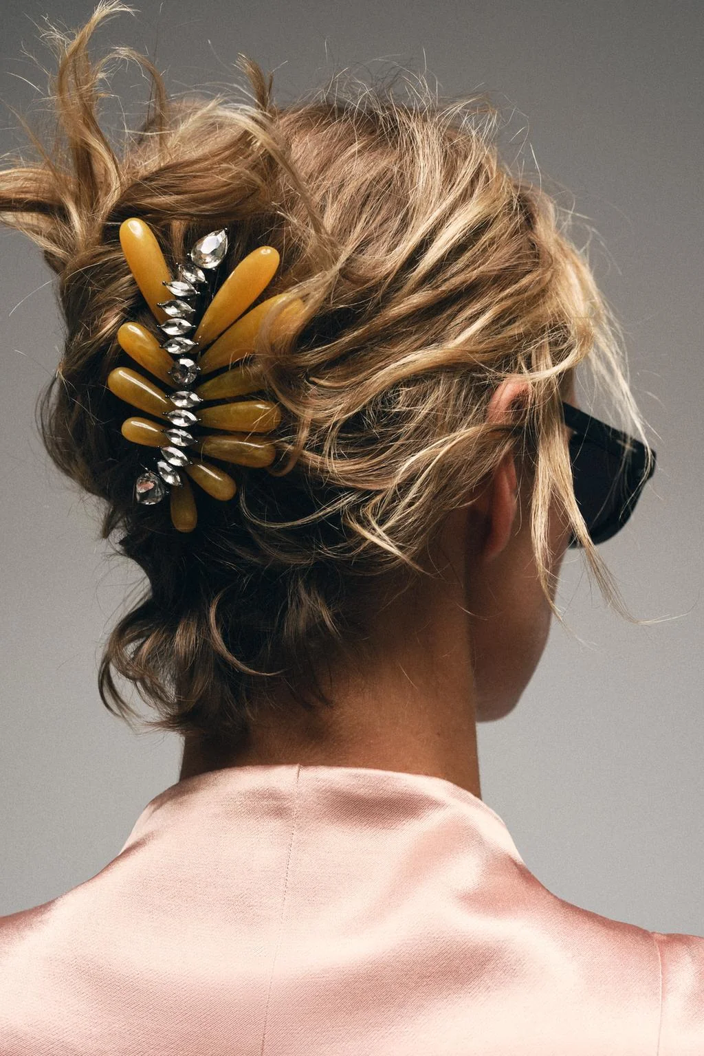 Брошь из смолы и страз