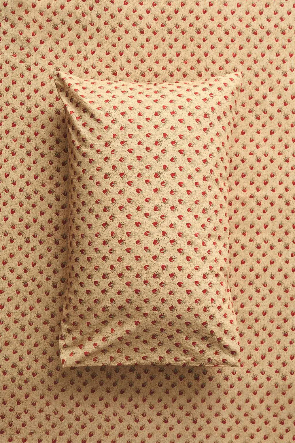 Strawberry percale наволочка | Katharine Pole