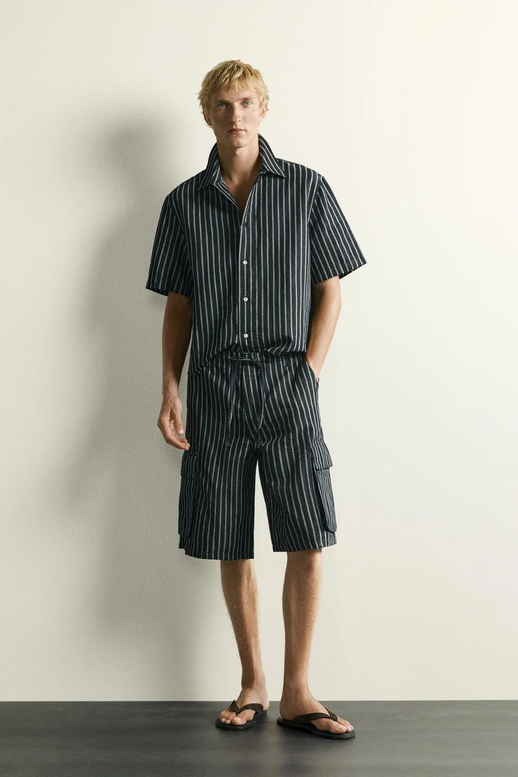 STRIPED COTTON/LINEN DENIM CARGO BERMUDA SHORTS