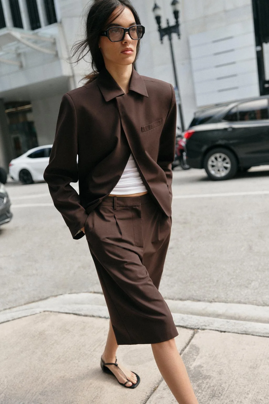 Длинные шорты-бермуды с выточками