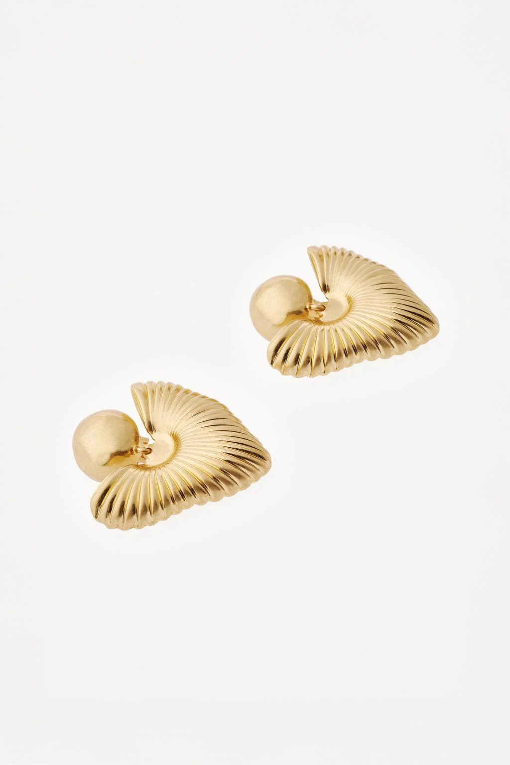 Серьги-макси с пуговицей в форме сердца WILLY CHAVARRIA X ZARA