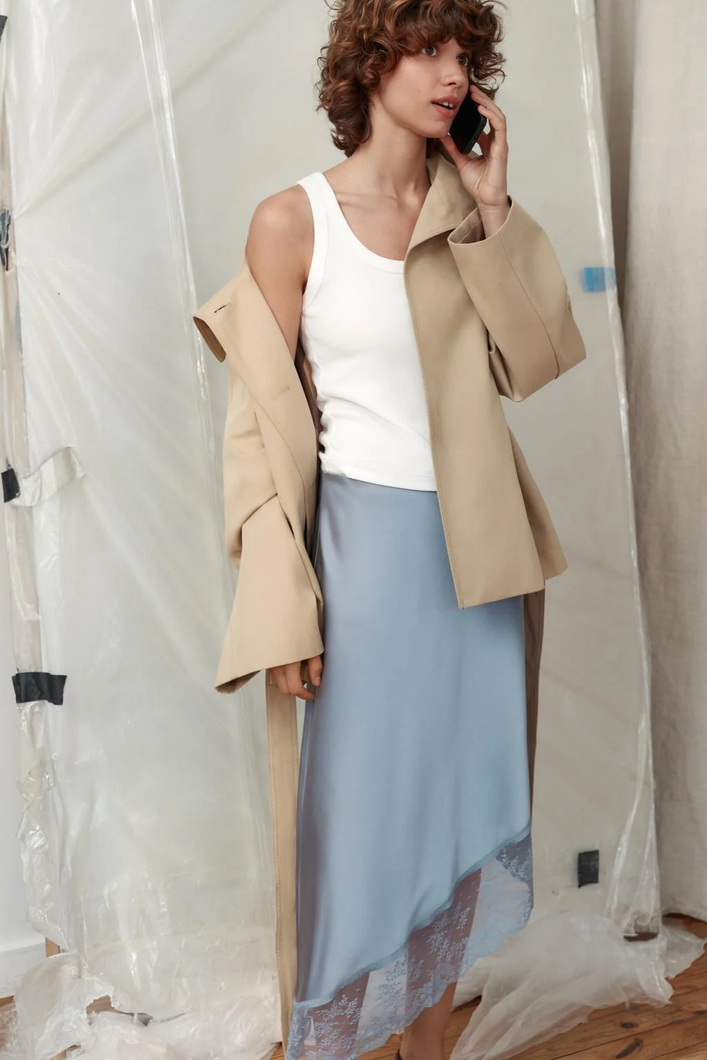 Атласная юбка-миди с асимметричной кружевной оборкой