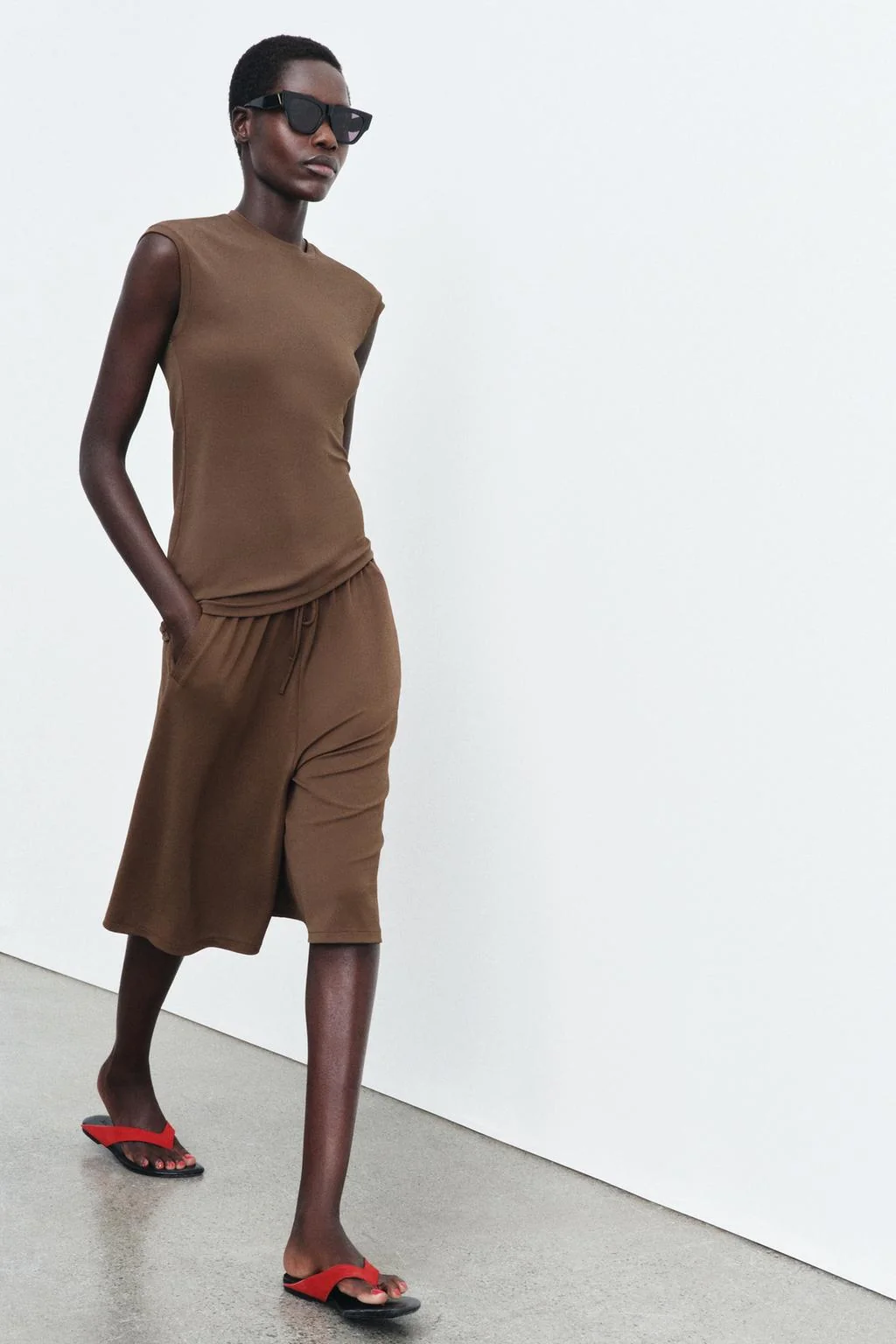 Длинные шорты-бермуды с широким кроем