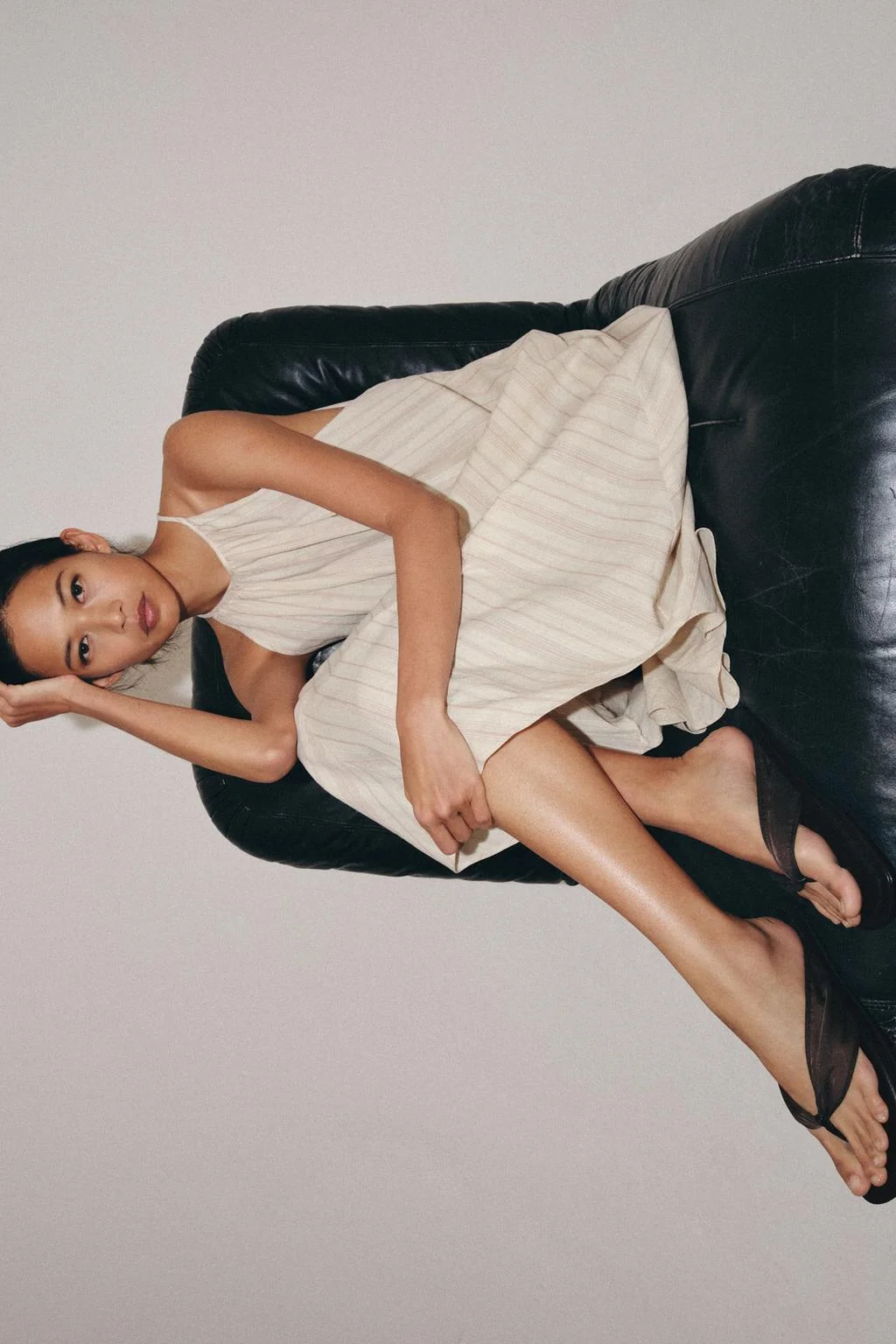 САНДАЛИИ С СЕТОЧКОЙ НА ПЛОСКОЙ ПОДОШВЕ — ПЛОСКАЯ ОБУВЬ