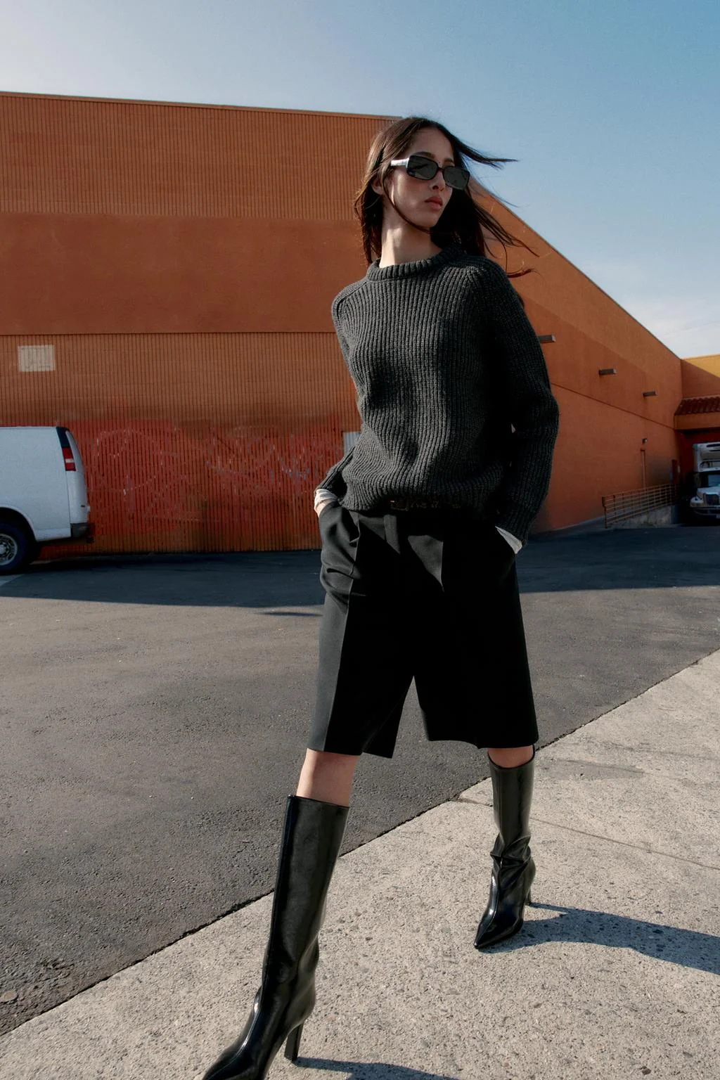 Длинные шорты-бермуды с поясом — Бермуды