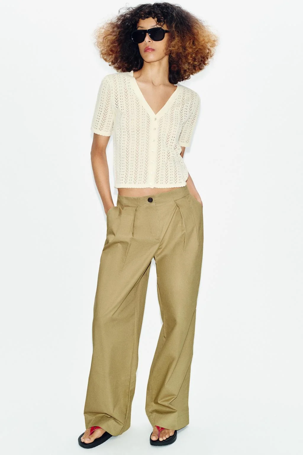 Короткое вязаное кардигано с вытянутыми петлями