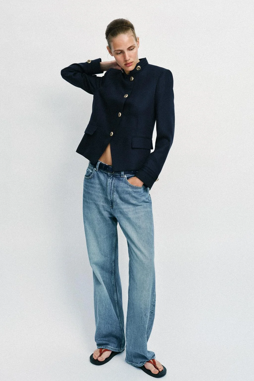 СТРОГИЙ ПИДЖАК С ЗОЛОТЫМИ ПУГОВИЦАМИ