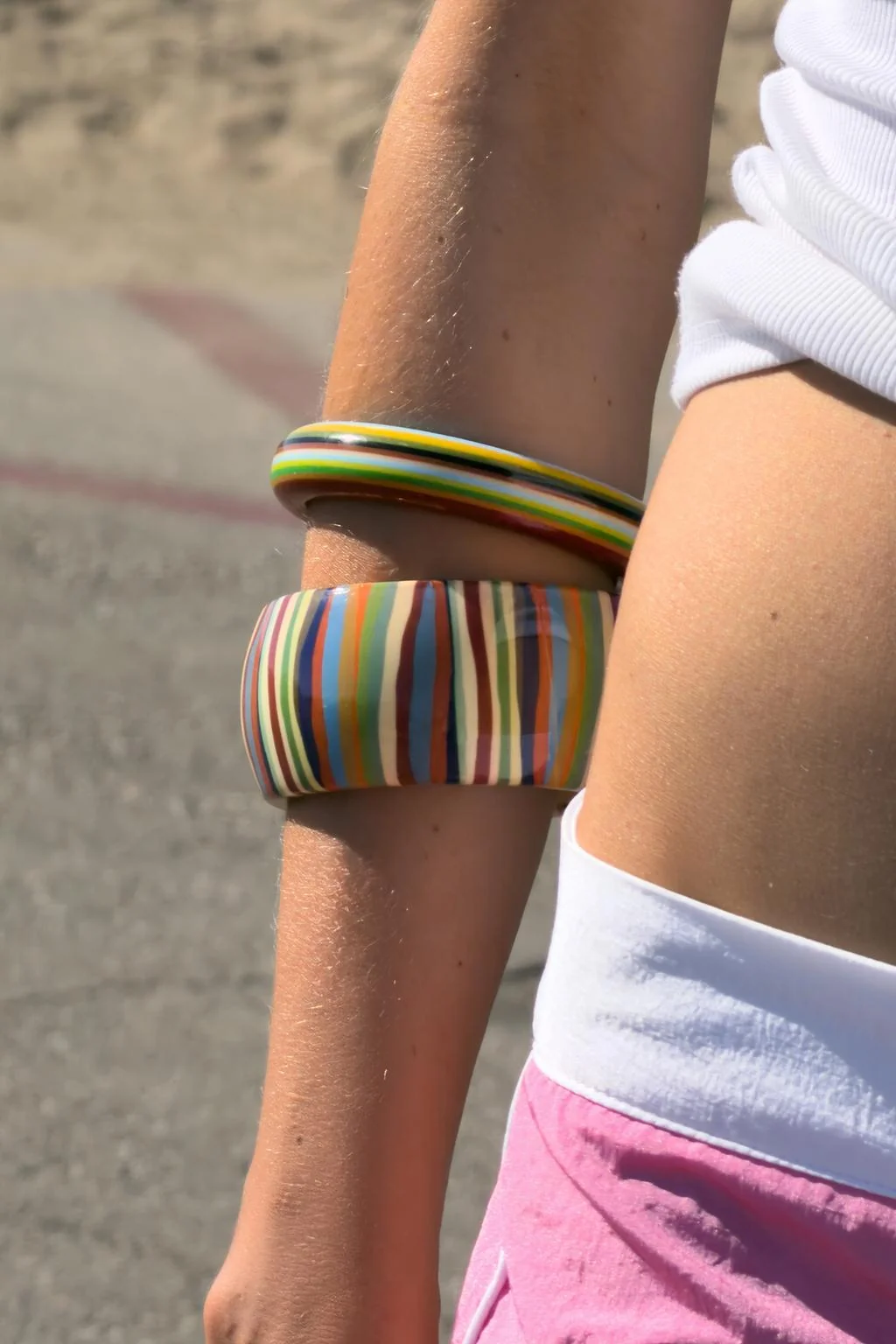 Набор из 2 браслетов из смолы в полоску