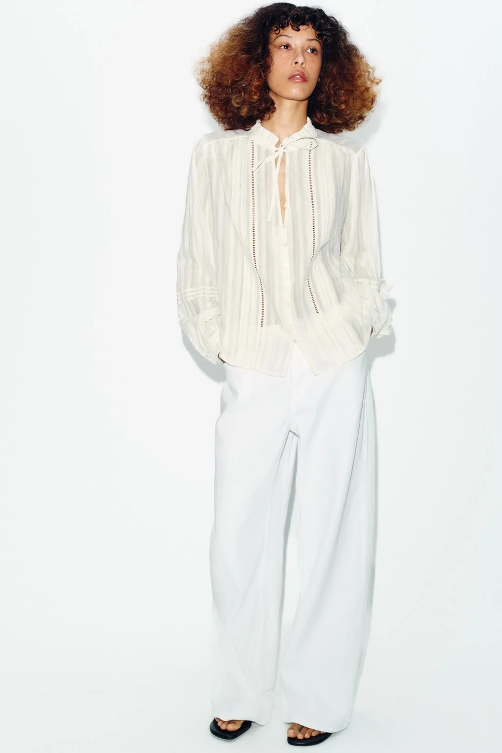 Блузка с романтической кружевной отделкой