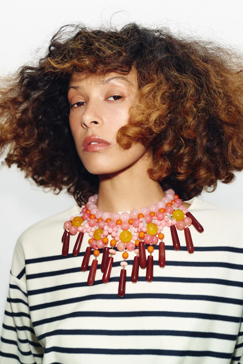 Ожерелье с шариками из смолы