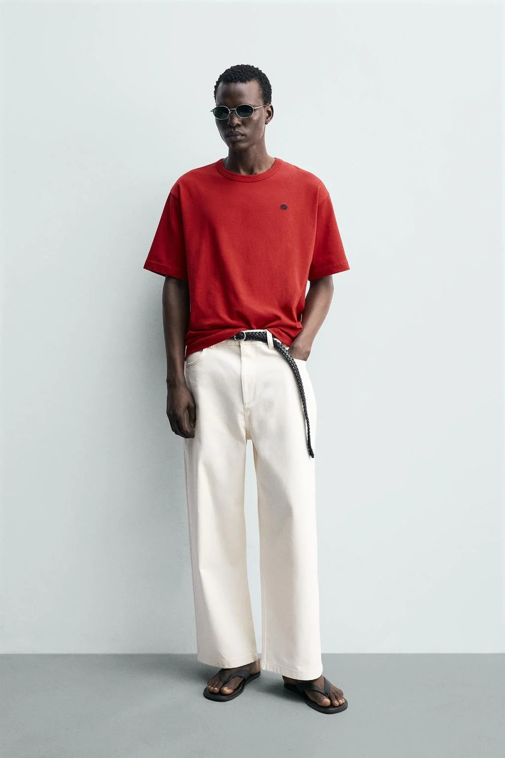 Футболка с контрастной вышивкой