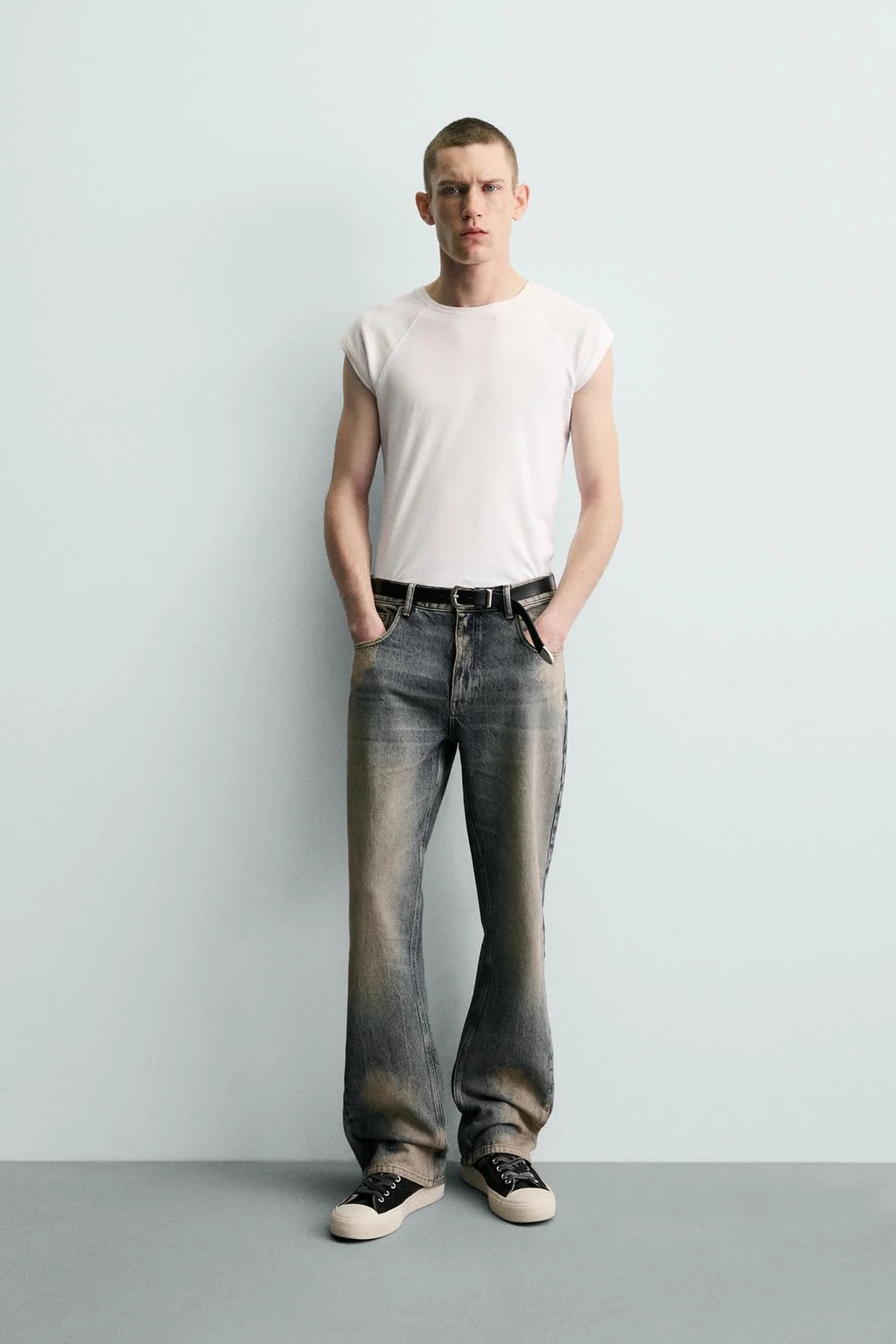 Джинсы с расклешенной посадкой и эффектом потертостей — Джинсы