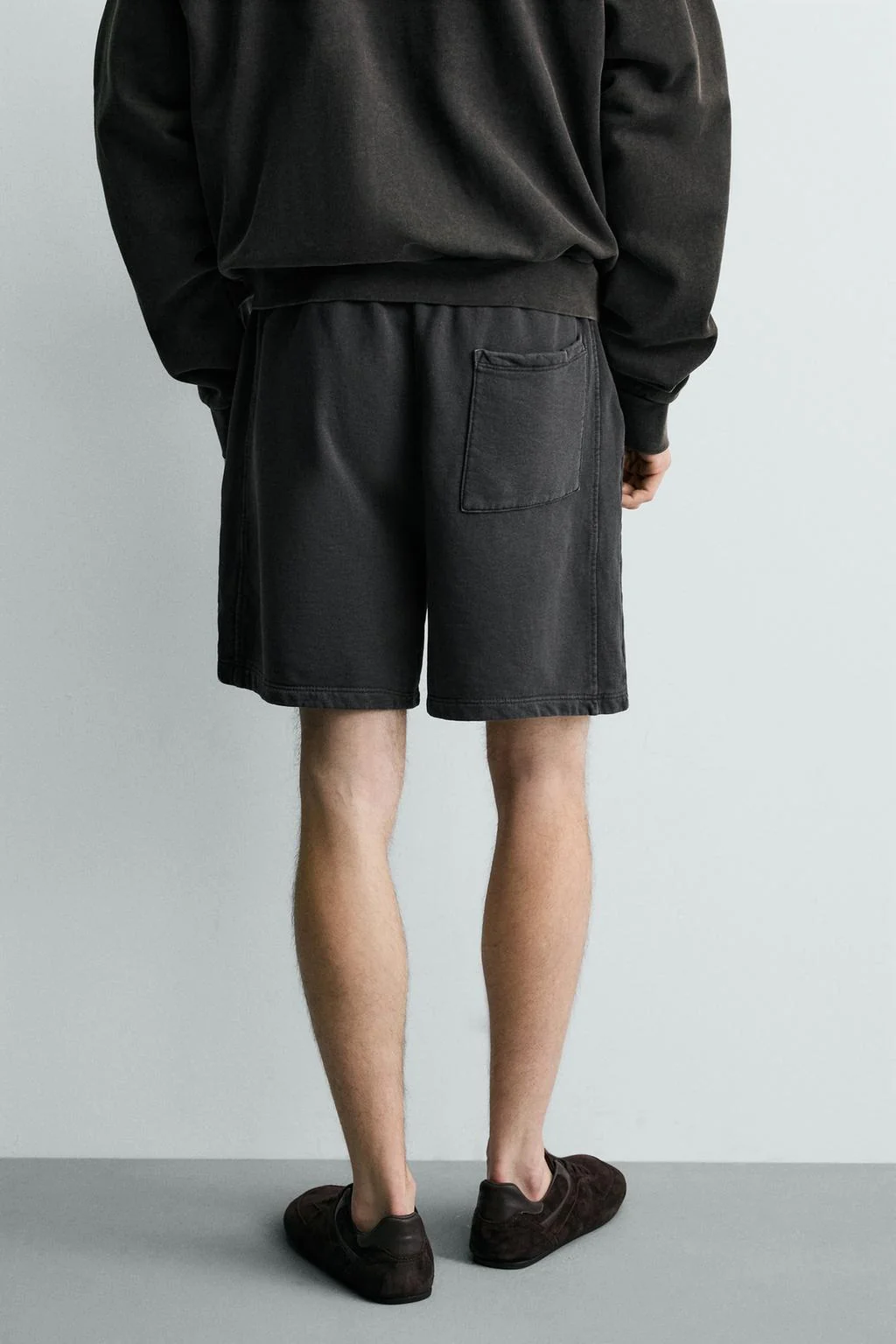 Стиранные базовые шорты-бермуды с поясом на резинке — Шорты