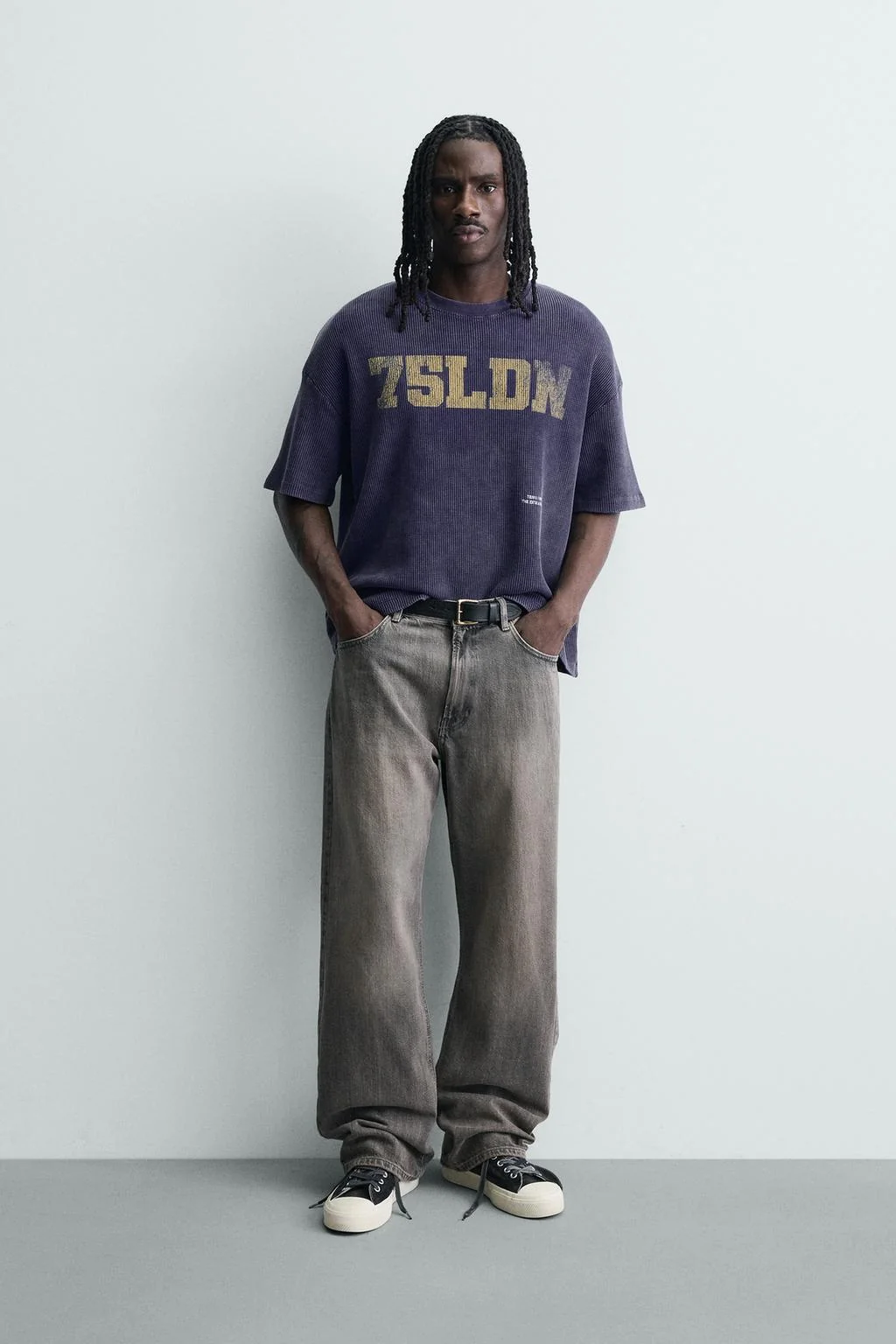 Потертый вязаный свитшит с вафельной текстурой и принтом — Худи | свитера