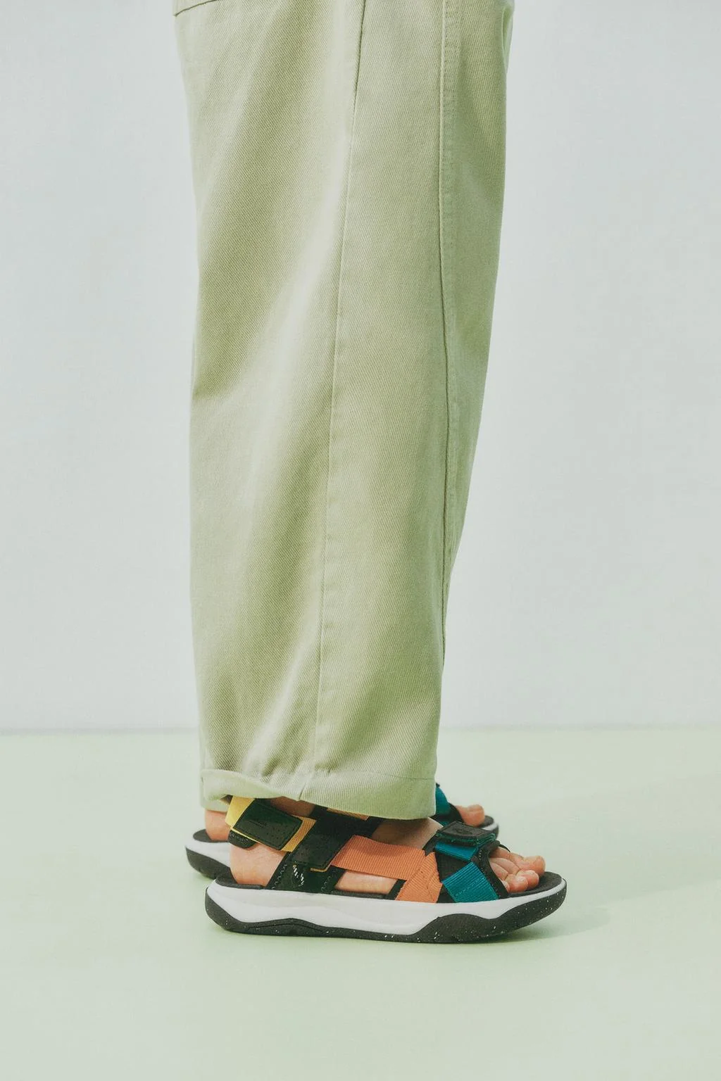 Разноцветные технические сандалии